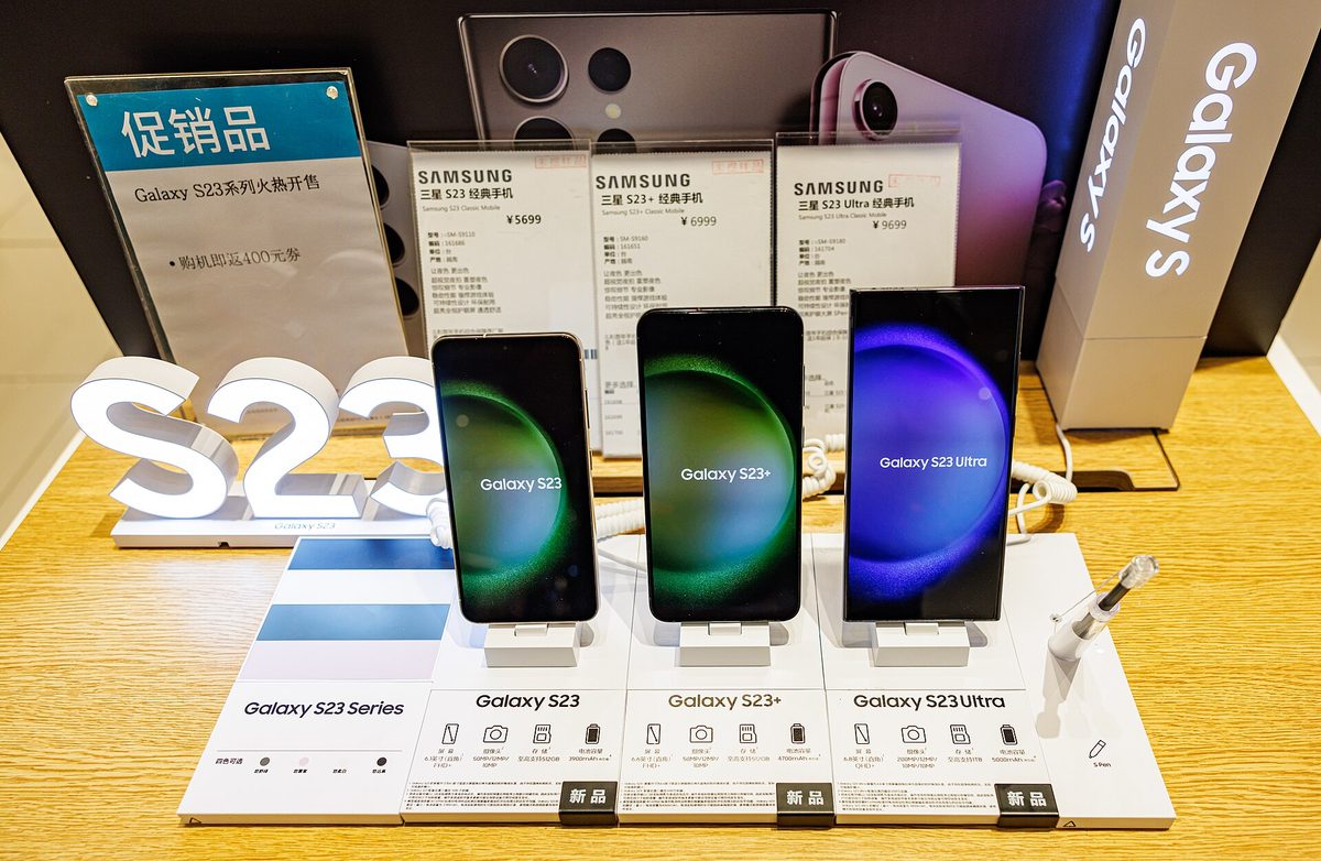 Samsung Galaxy S23, S23+ and S23 Ultra on display at a retail store — one of the devices now receiving the One UI 9 (Android 17) update